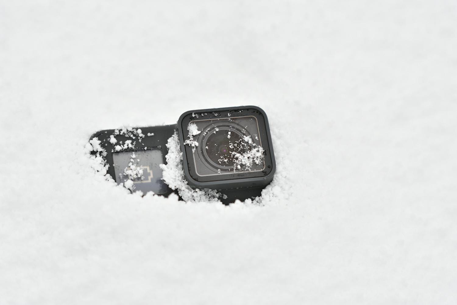 Actionkamera helt täckt med snö. Fotoutrustning